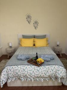 Un dormitorio con una cama con una bandeja de comida encima. en Casa Mary Bela's, en Quinta do Almeida