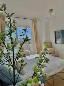 une chambre avec un lit et une fenêtre avec vue dans l'établissement Vistas al mar primera linea playa Valdelagrana, à El Puerto de Santa María