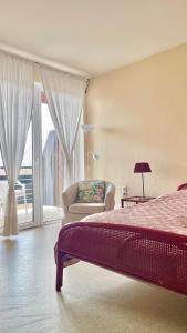 una camera da letto con un letto, una sedia e una finestra di Ferienwohnung Mostecky a Ferlach