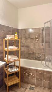 bagno con doccia e mensola con asciugamani di Ferienwohnung Mostecky a Ferlach