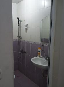a bathroom with a sink and a mirror at Duygu Otel Konaklama in Karatas
