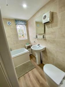 Vannituba majutusasutuses Ribston Pippin 3 bed modernised character cottage