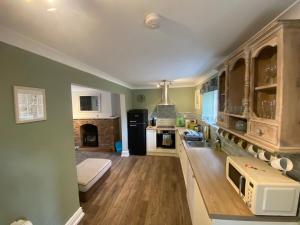 Köök või kööginurk majutusasutuses Ribston Pippin 3 bed modernised character cottage