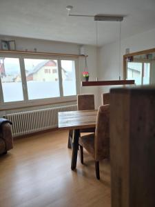 une salle à manger avec une table et des chaises en bois dans l'établissement Steinlisonne, à Möhlin