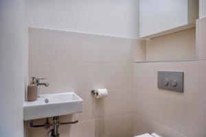 Fotografie z fotogalerie ubytování Bedroom 2 - Authentic charm - COLIVING Historic House v destinaci Ferney-Voltaire