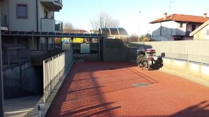 una motocicleta estacionada al lado de un edificio en Residence Luna di Monza, en Monza