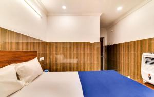 Postel nebo postele na pokoji v ubytování Hotel O Srinivasa Residency Lodge