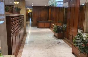 a hallway in a building with potted plants at Gascona con Deli in Oviedo