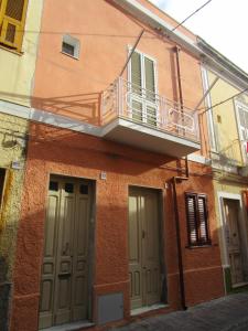 a building with a balcony on top of it at Casa Danero "U dabassu" - Centro storico di Carloforte in Carloforte