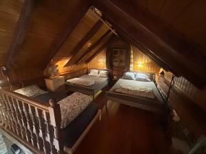 an overhead view of a room with three beds at Cottage Plavi Lav Potok in Potok