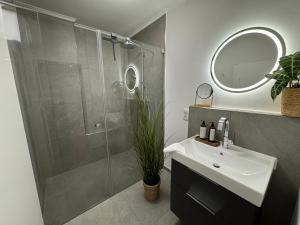 Bilik mandi di MEL&BENS Modern Oak-Apartments für bis zu 12 Personen +38 gambar