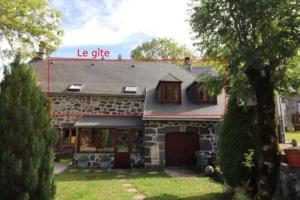 a house with a le cite sign on top of it at Trésors de Lilain in Cheylade