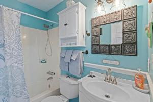 Bagno di 2BR Retreat with Pool, Near Beach and The Hangout