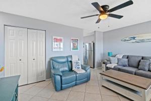 un soggiorno con un divano e un ventilatore a soffitto di 2BR Retreat with Pool, Near Beach and The Hangout a Gulf Shores