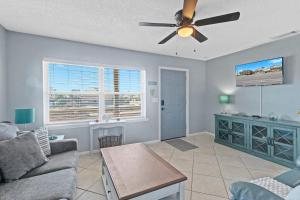 un soggiorno con un divano e un ventilatore a soffitto di 2BR Retreat with Pool, Near Beach and The Hangout a Gulf Shores