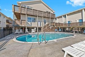 Piscina di 2BR Retreat with Pool, Near Beach and The Hangout o nelle vicinanze