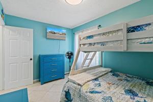 Letto o letti in una camera di 2BR Retreat with Pool, Near Beach and The Hangout
