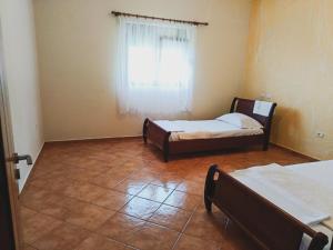 a room with two beds and a window at La casa della Nonna in Piqeras