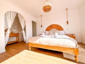 Postel nebo postele na pokoji v ubytování Chakra House Fuerteventura - Affordable Rooms in a Cozy Guesthouse