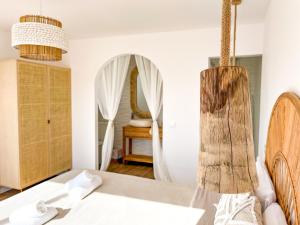 科拉雷侯Chakra House Fuerteventura - Affordable Rooms in a Cozy Guesthouse的带床和镜子的卧室