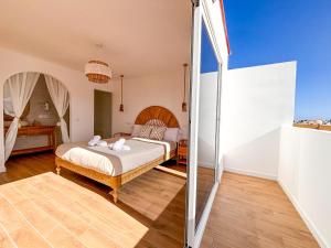 Postel nebo postele na pokoji v ubytování Chakra House Fuerteventura - Affordable Rooms in a Cozy Guesthouse