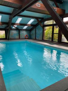 una piscina cubierta de agua azul en Appartement aux Houches Pied des pistes, en Les Houches