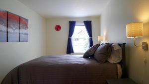 Rúm í herbergi á Walk 2mins to West Point Academy! Free private parking WiFi