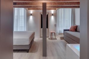 Postel nebo postele na pokoji v ubytování Anastasia Suites