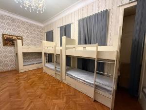 Palanda nebo palandy na pokoji v ubytování KM Hostel and Tourism