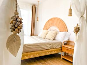 Chakra House Fuerteventura - Affordable Rooms in a Cozy Guesthouse客房内的一张或多张床位