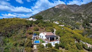 una vista aérea de una casa en una colina en El Nido Frigiliana - Cortijo Tito Manuel, en Frigiliana