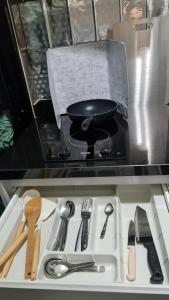 Kuchyň nebo kuchyňský kout v ubytování 1Br HiSpeed Net Near BTS Ekamai