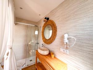 Chakra House Fuerteventura - Affordable Rooms in a Cozy Guesthouse的一间浴室