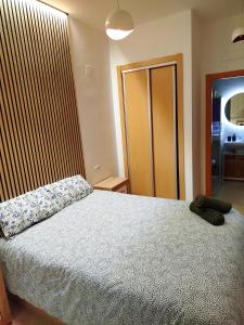 a bedroom with a bed and a sliding glass door at Terraza acogedora , Piscina , Parking, Airé Acondicionado in El Campello +9 photos