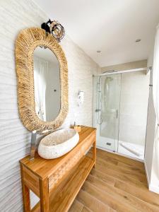 Chakra House Fuerteventura - Affordable Rooms in a Cozy Guesthouse的一间浴室