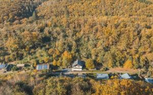 una vista aerea di una casa in mezzo a una montagna di High Chapparal a Dirbach Altre 5 foto