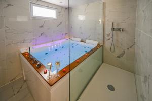 bagno con vasca e vasca. di Le 7ème ciel - Bain à bulles a Le Havre