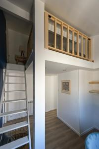 una scala che conduce a un loft convertito di Le 7ème ciel - Bain à bulles a Le Havre