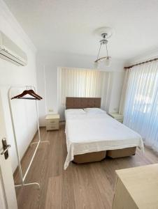 ボドルム・シティにあるYalıkavak is your next holidayの部屋に白いベッドがある寝室 +38枚の写真