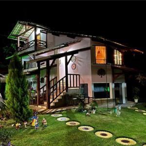 a group of children in the yard of a house at night at Casa verde Vila Velha in Vila Velha
