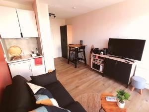 Η κουζίνα ή μικρή κουζίνα στο Joli studio front de mer Balcon WIFI vue cour