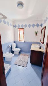 フェレルにあるRetreat Center - Which-Houseの青と白のバスルーム(トイレ2つ、シンク付)