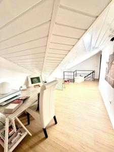 an attic office with a desk and a chair at Casa do sol in Santa Cruz