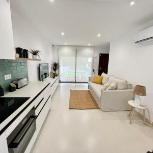 ein Wohnzimmer mit Sofa und Tisch in der Unterkunft Sa Tina - Casa con encanto en la Costa Brava L'Estartit in Torroella de Montgrí