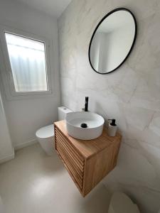 ein Badezimmer mit Waschbecken und Spiegel in der Unterkunft Sa Tina - Casa con encanto en la Costa Brava L'Estartit in Torroella de Montgrí