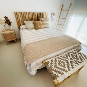 Bett mit Kissen und Leiter in einem Zimmer in der Unterkunft Sa Tina - Casa con encanto en la Costa Brava L'Estartit in Torroella de Montgrí