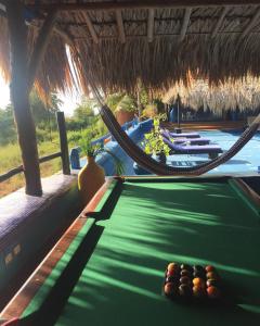 - une piscine avec un hamac et un billard dans l'établissement Rancho de Chana Perla Salina, à Flandes