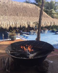 un foyer devant un complexe hôtelier dans l'établissement Rancho de Chana Perla Salina, à Flandes