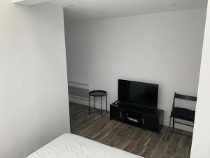 Et tv og/eller underholdning på Appartement idéale proche Paris