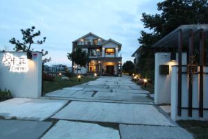 a house with a pathway leading up to it at CarNo B&B in Yuanshan